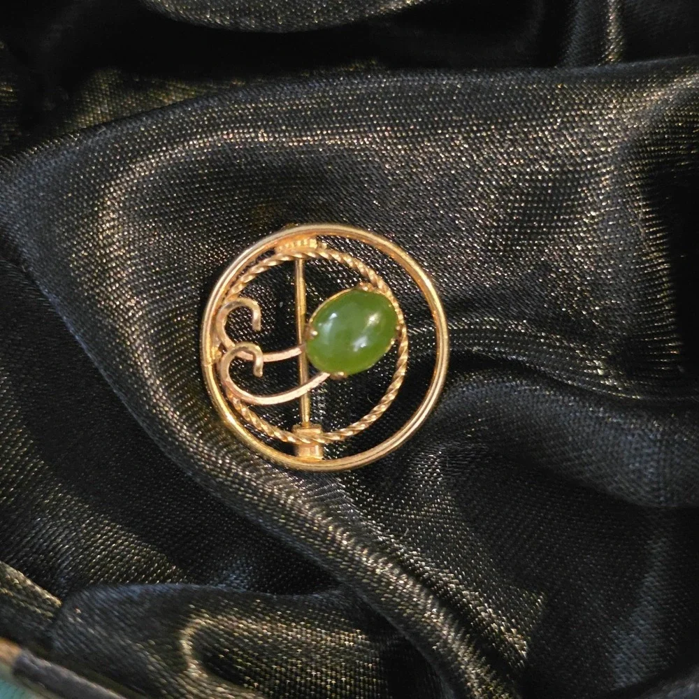 Vintage Gold‎ Tone Green Jade Wreath Brooch Scroll Circle Pin 0.75